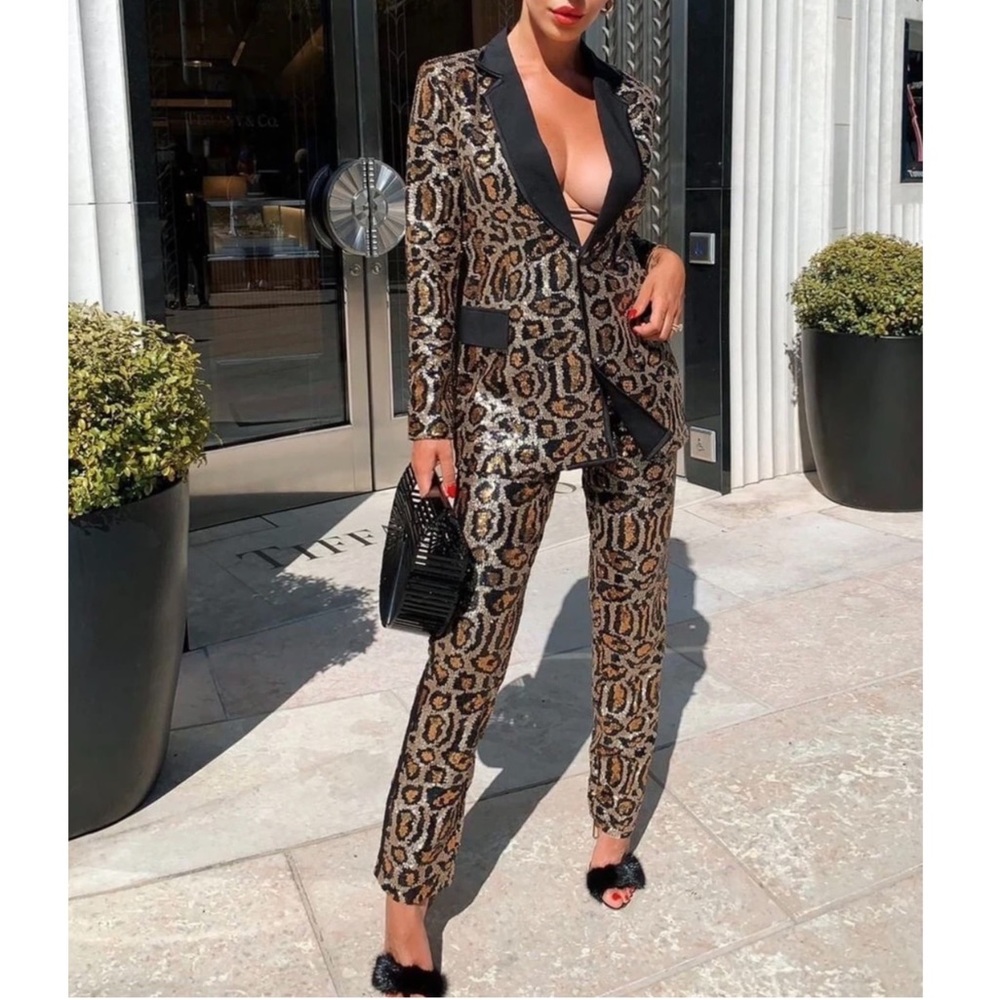 New 2-pc sequin pantsuit in a 6 but fits like a 4.